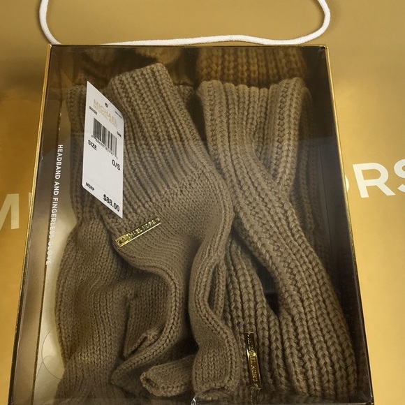 Michael Kors Scarf and mitten Set - Picture 1 of 5